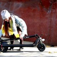 Los patinetes para adultos son más cómodos de transportar que las bicicletas y tan seguros y limpios como las bicicletas. Ideales para moverte por la ciudad como vehiculo de ultima milla